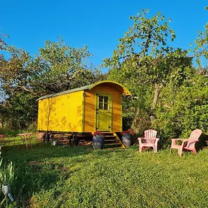 https://les-roulottes-du-pilat.hotels-rhonealpes.com