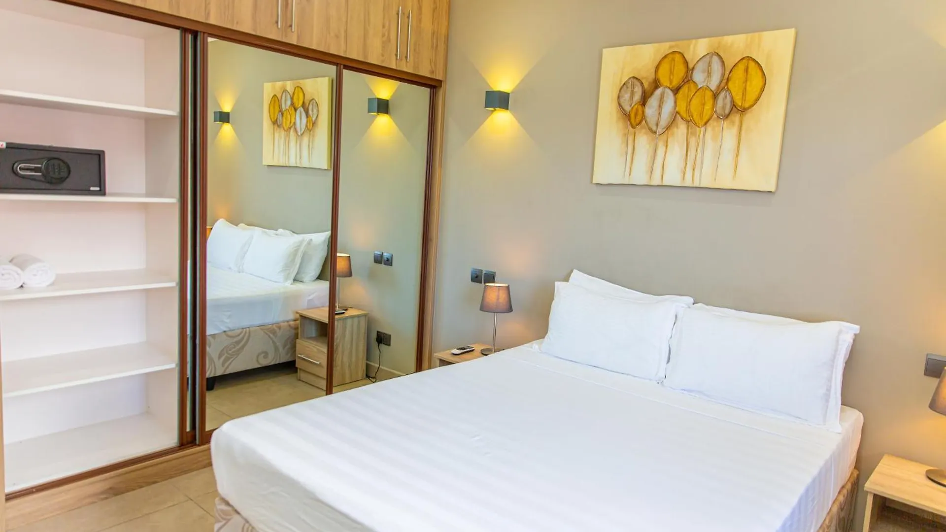 B Holiday Apartments Beau Vallon   Beau Vallon (Mahe)